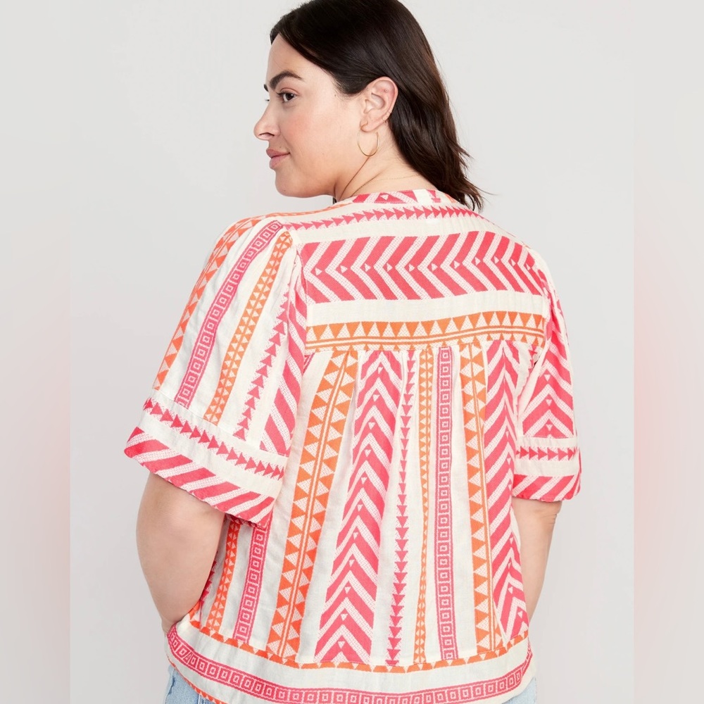 NWOT Geometric Textured V-Neck Top - Picture 2 of 5